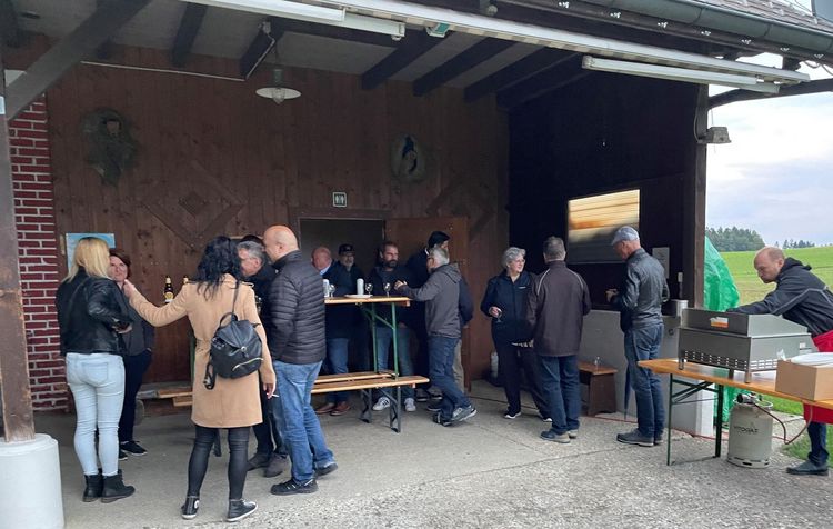 Eine feine Wurst (Kasi’s Wurstwaren) und gute Gespräche in der Gschweich Hütte Schlierbach Chargiertentreffen 2022